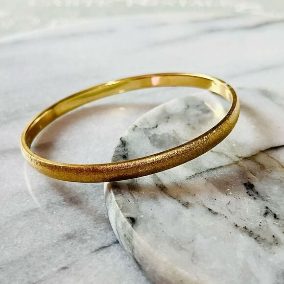 Vintage Monet Textured Metal Bangle Bracelet Gold Toned Thin Signed Retro MCM‎ - Picture 1 of 8